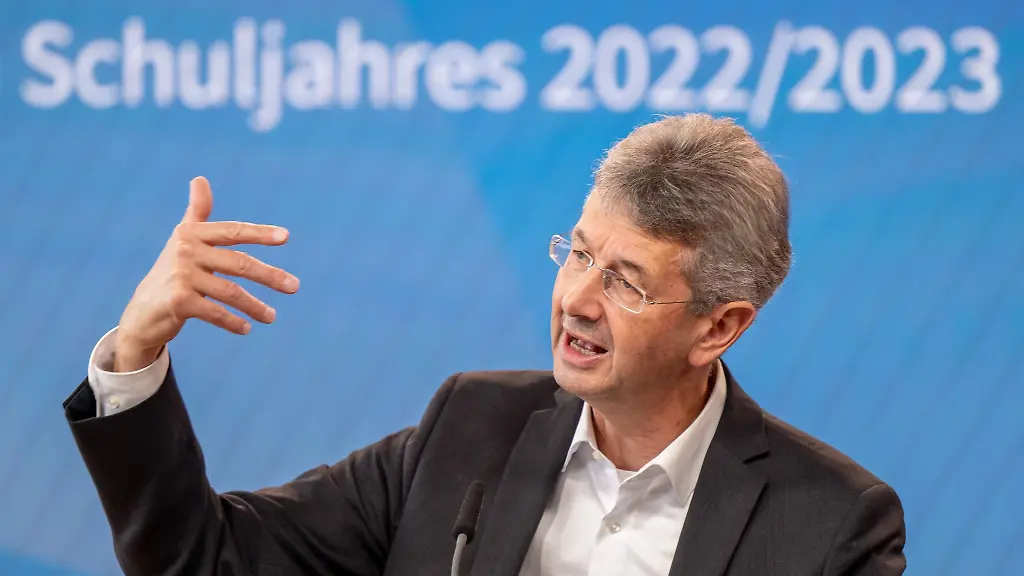 Bayerns-Kultusminister-Michael-Piazolo-Freie-Waehler-spricht-bei-einer-Pressekonferenz