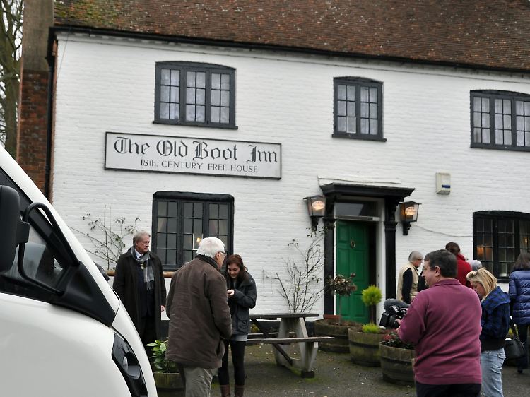 Mittlerweile werden auch Busreisen in Kates Heimatort angeboten - hier das "Old Boot Inn", ein Pub in Stanford Dingley bei Reading.