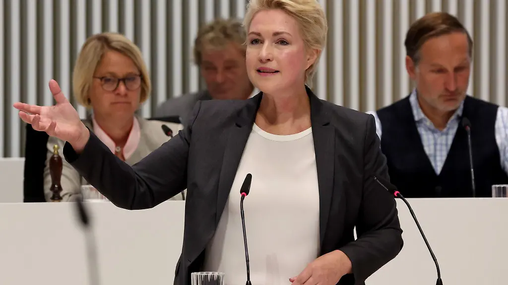 Manuela-Schwesig-SPD-Ministerpraesidentin-von-Mecklenburg-Vorpommern-spricht