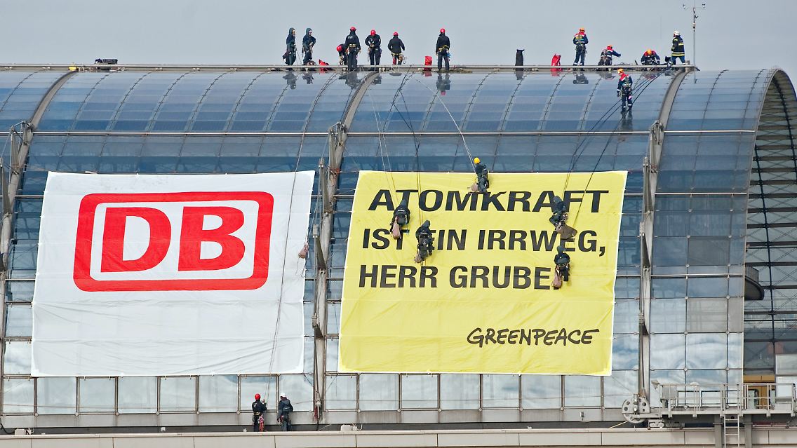 Greenpeace demonstriert auf dem Dach des Berlier Hauptbahnhofes dagegen, dass die Bahn auch mit Atomstrom fährt.
