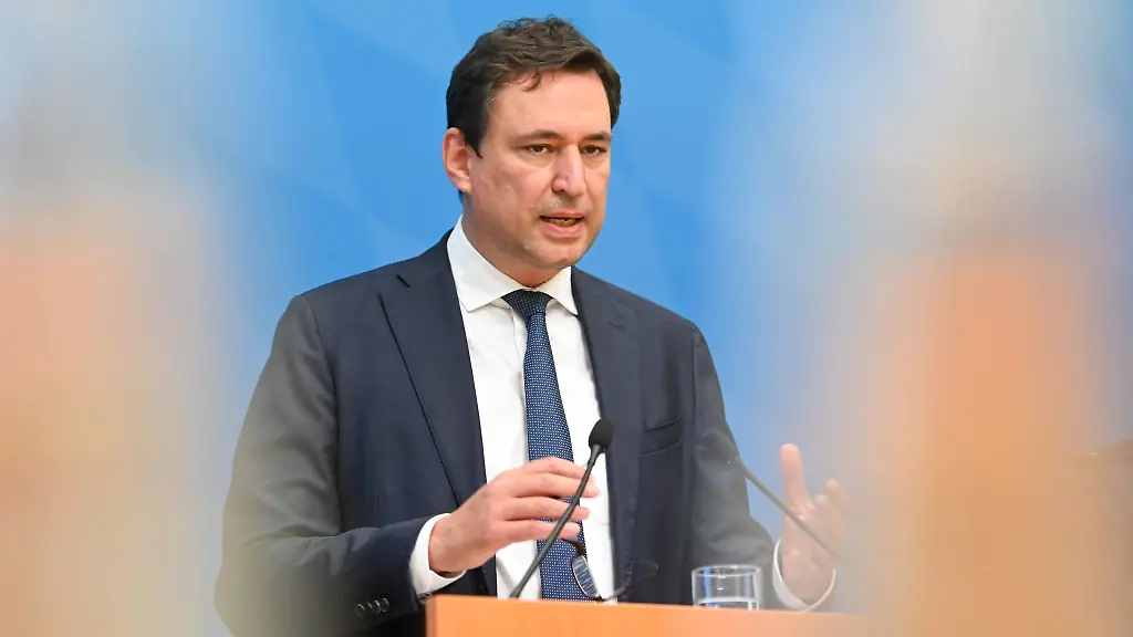 Georg-Eisenreich-spricht-bei-einer-Pressekonferenz