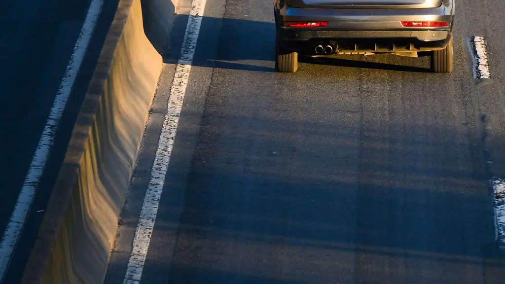 Ein-Auto-faehrt-auf-einer-Bundesstrasse