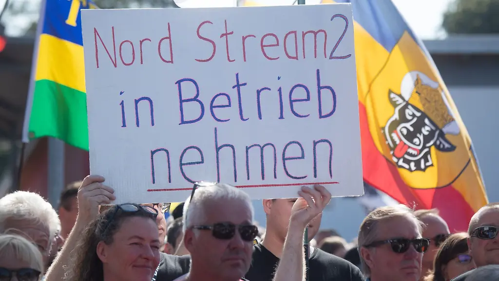 Menschen-nehmen-in-in-Lubmin-an-einer-Demonstration-fuer-die-Inbetriebnahme-von-Nord-Stream-2-und-gegen-die-Russland-Sanktionen-teil