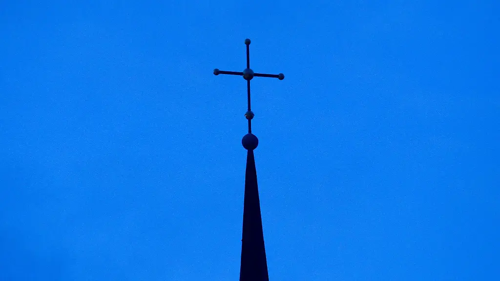 Blick-auf-das-Kreuz-einer-evangelisch-lutherischen-Kirche-in-der-Abenddaemmerung