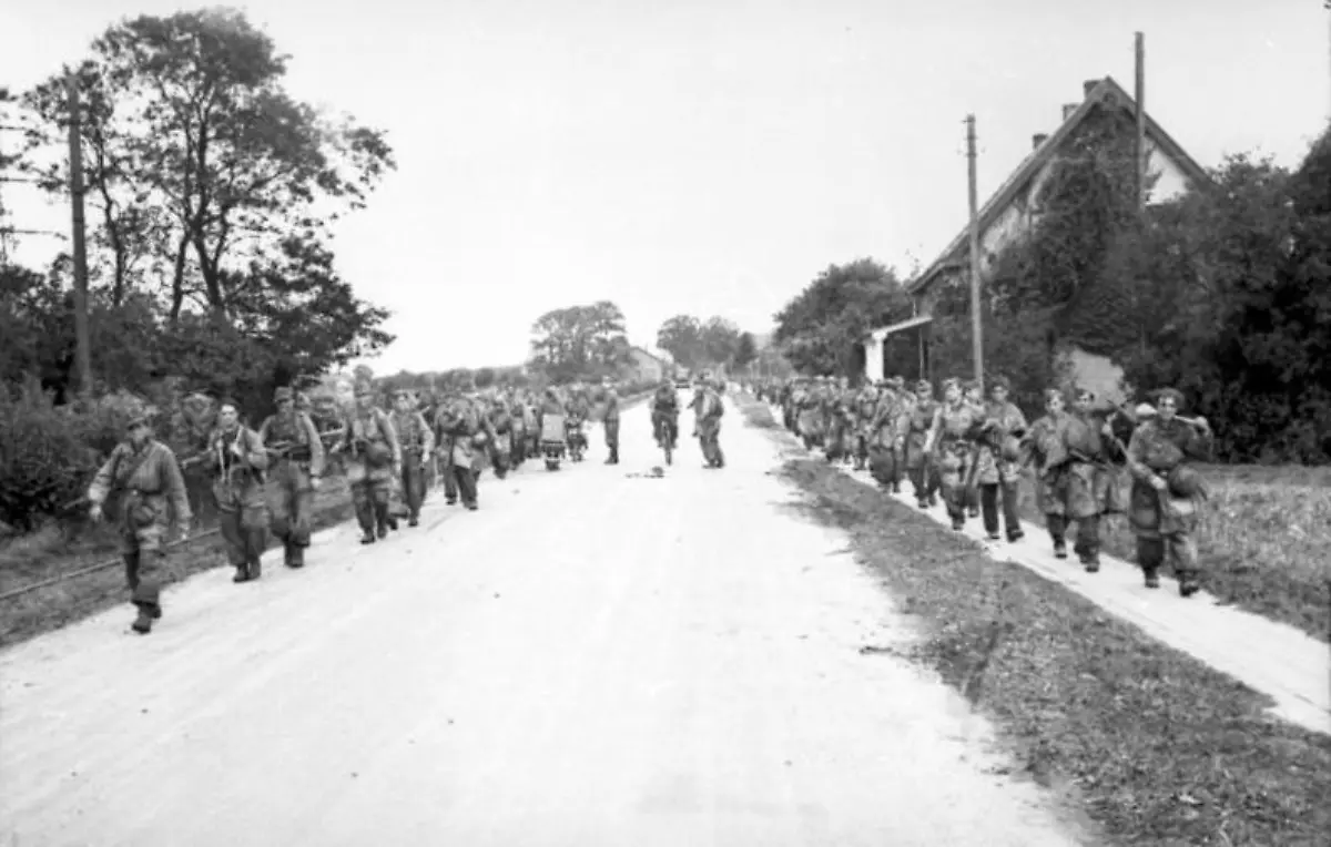 Bundesarchiv-Bild-101I-590-2333-03-Arnheim-Osterbeek-deutsche-Soldaten