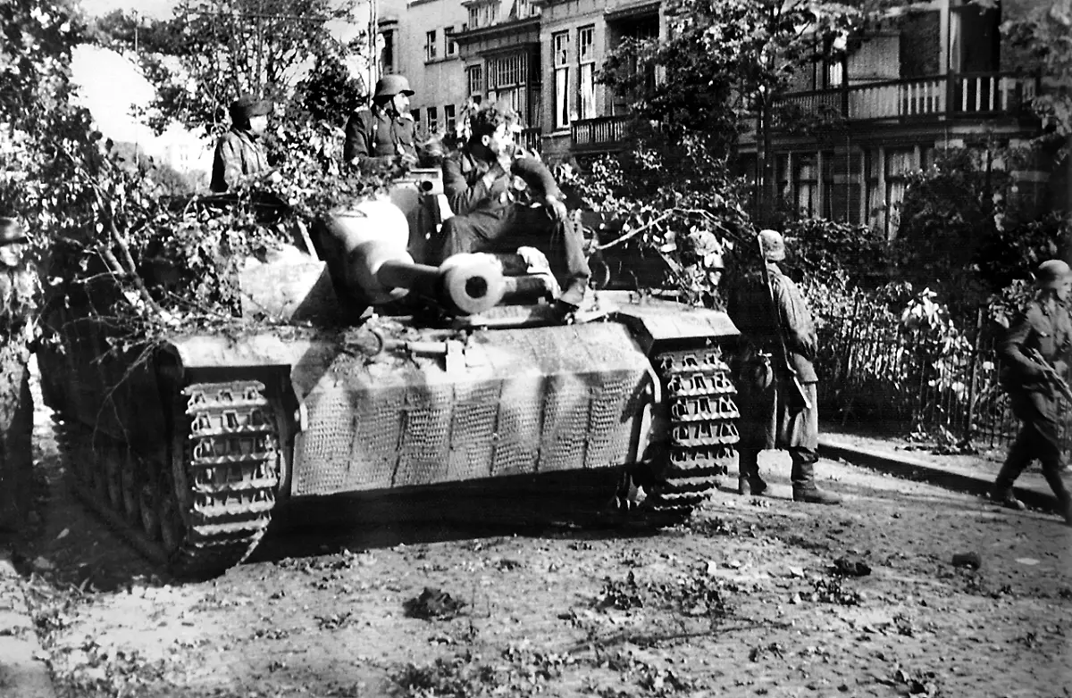 9ss-StuG-III-Arnhem-2-copy
