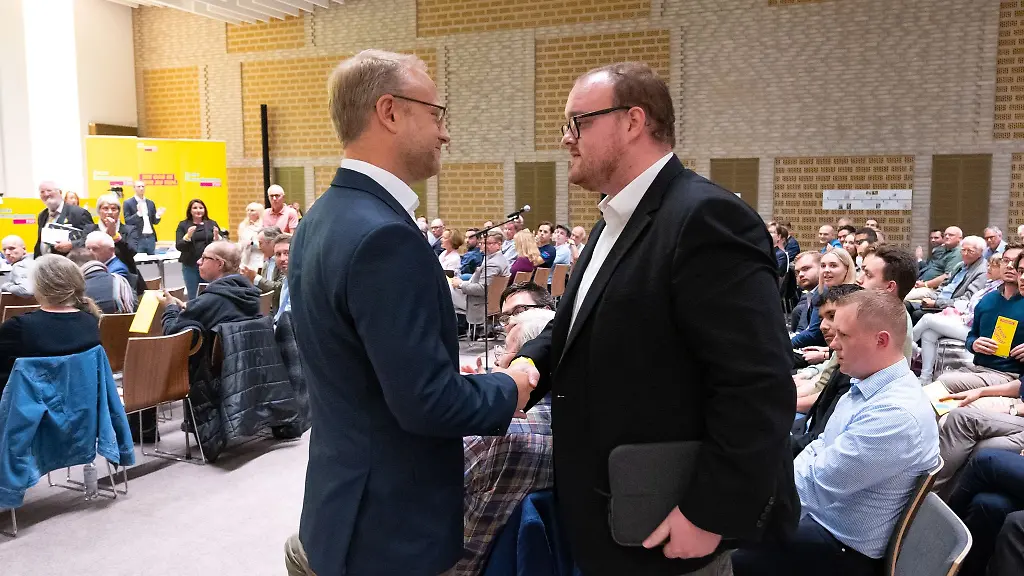 FDP-Parteichef-Michael-Kruse-l-und-Ex-Juli-Chef-Carl-Cevin-Key-Coste-geben-sich-die-Hand
