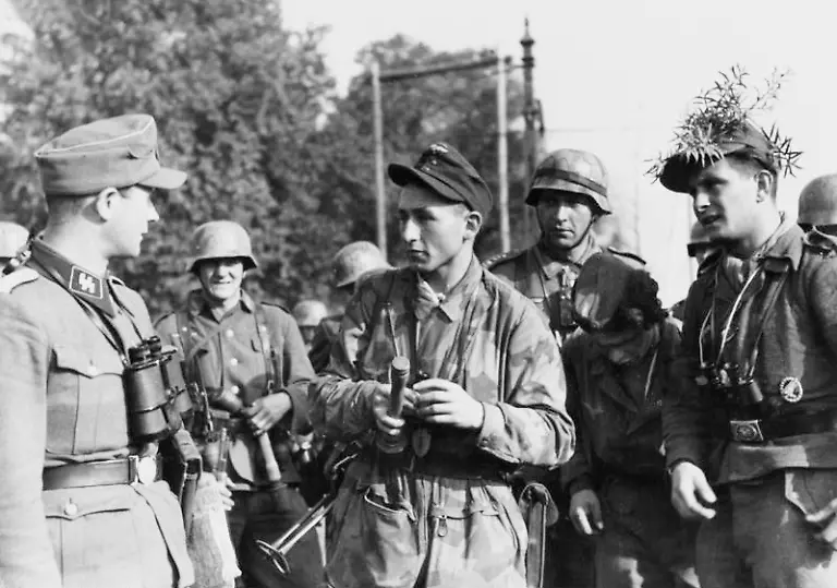 Bundesarchiv-Bild-183-1991-0912-503-Arnheim-Soldaten-von-Heer-und-Luftwaffe-und-SS-Fuehrer
