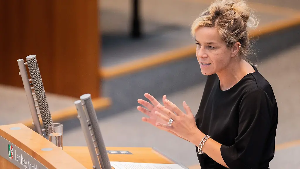 Mona-Neubaur-Buendnis-90-Die-Gruenen-Vize-Regierungschefin-von-NRW-spricht-im-Plenum-des-Landtags