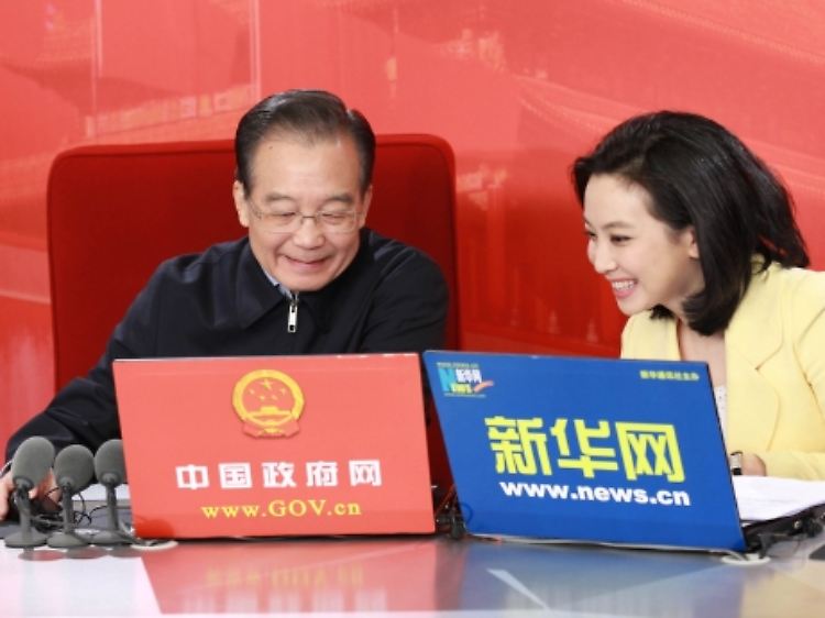 Mit der Maus zum Volk: Wen Jiabao (links) geht mit Unterstützung staatlicher Medienvertreter online.