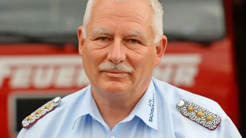 Kreisbrandmeister-Kai-Uwe-Lohse-waehrend-einer-Pressekonferenz-zum-Abschluss-des-Waldbrandes-am-Brocken