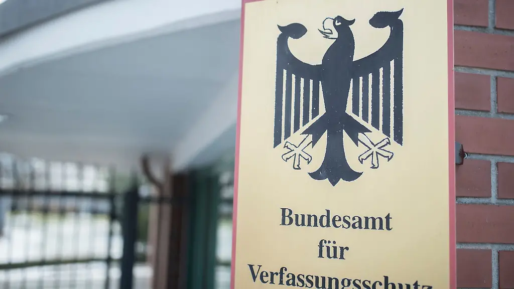 Das-Logo-des-Bundesamts-fuer-Verfassungsschutz-BfV-in-Berlin