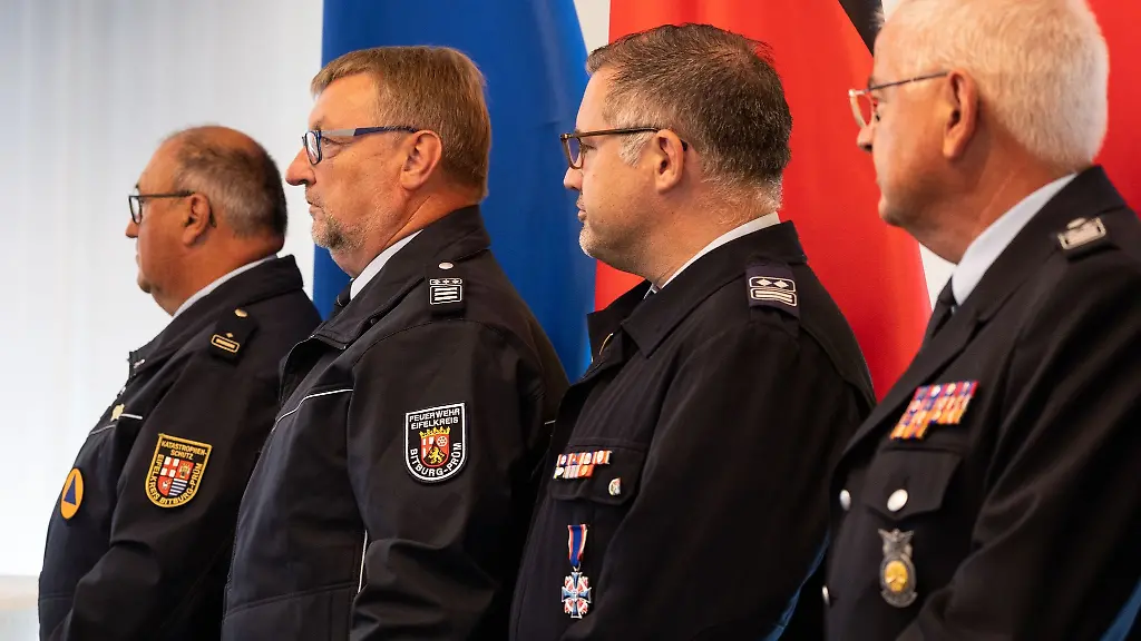 Mitglieder-der-Feuerwehr-und-des-Katastrophenschutz-nehmen-an-der-Verleihung-der-Fluthilfemedaillen-teil