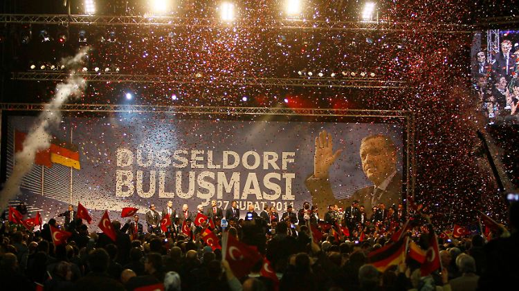 Konfetti für den türkischen Ministerpräsidenten.