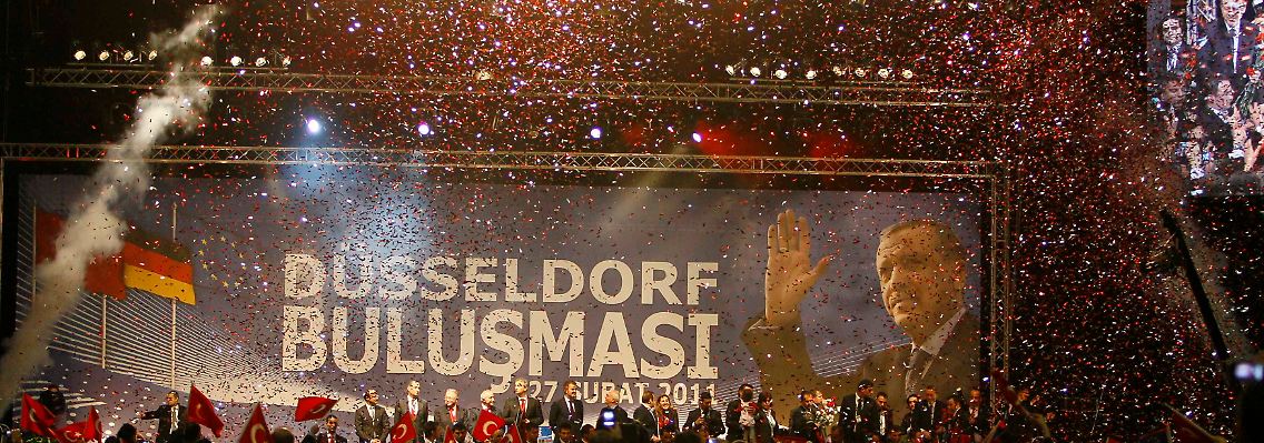 Konfetti für den türkischen Ministerpräsidenten.