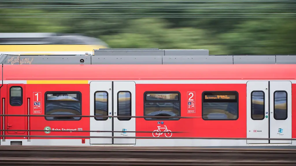 Eine-S-Bahn-faehrt-auf-dem-Vorfeld-des-Hauptbahnhofs-entlang