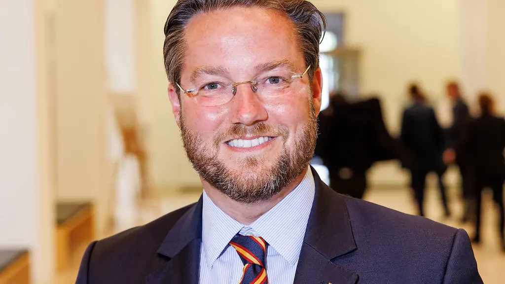 Otto-Carstens-Justizstaatssekretaer-steht-im-Foyer-des-Landeshauses