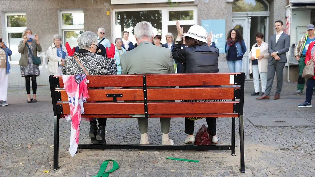 Laiendarsteller-spielen-auf-der-neuen-Plauderbank-an-der-Wollankstrasse-97-Theater