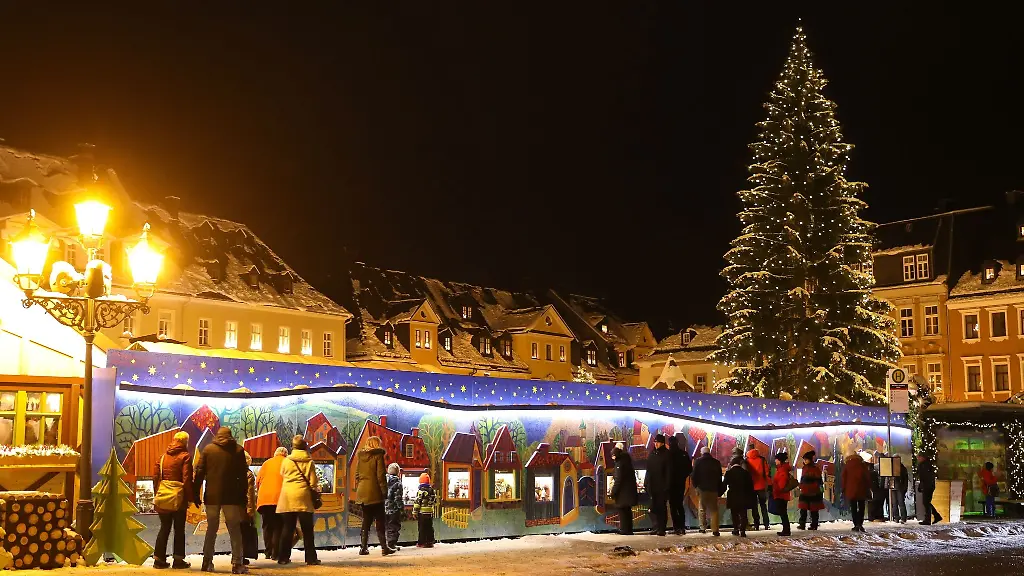 Passanten-stehen-vor-der-Wichtelstadt-auf-dem-Annaberger-Weihnachtsmarkt