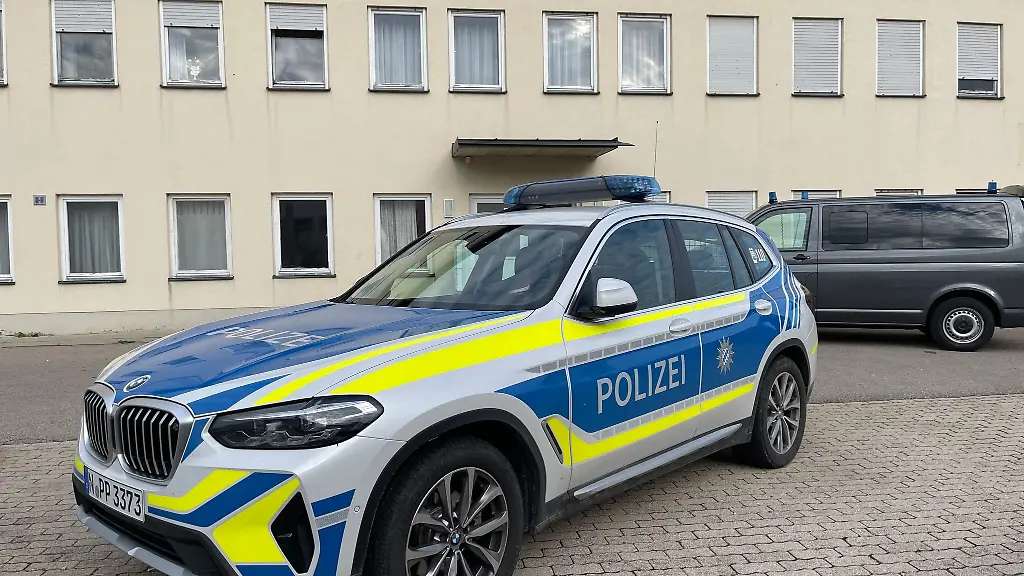 Ein-Polizeiauto-steht-vor-einem-Gebaeude-in-Treuchtlingen