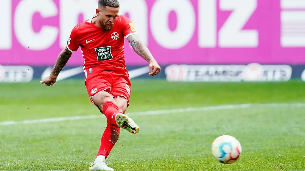 Kaiserslauterns-Mike-Wunderlich-schiesst-das-Elfmetertor-zum-2-2