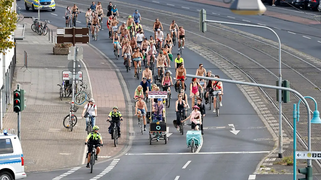 Teilnehmer-des-Cologne-Naked-Bike-Ride-fahren-leicht-bekleidet-durch-die-Innenstadt