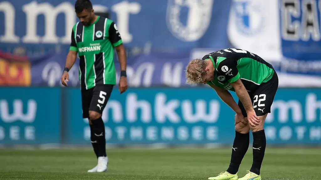 Fuerths-Sebastian-Griesbeck-r-und-Oussama-Haddadi-stehen-nach-dem-Schlusspfiff-auf-dem-Feld