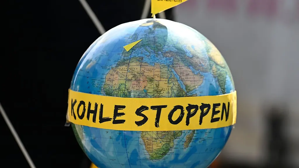 Menschen-protestieren-gegen-den-Abriss-des-Dorfes-Luetzerath