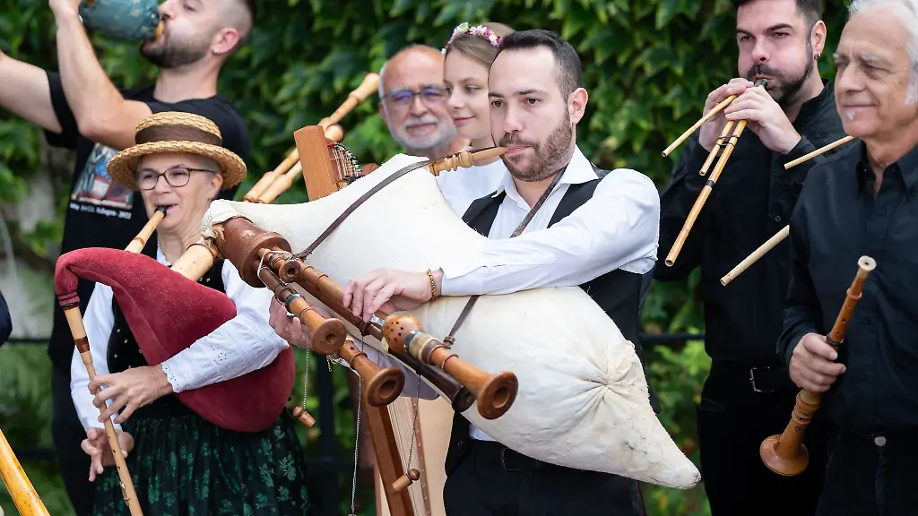 Musiker-spielen-waehrend-dem-Festival-Sackpfeifen-in-Schwaben-am-Haus-der-Volkskunst