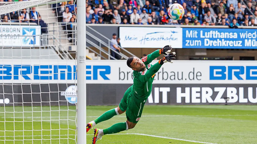 Regensburgs-Torwart-Dejan-Stojanovic-wehrt-einen-Torschuss-ab