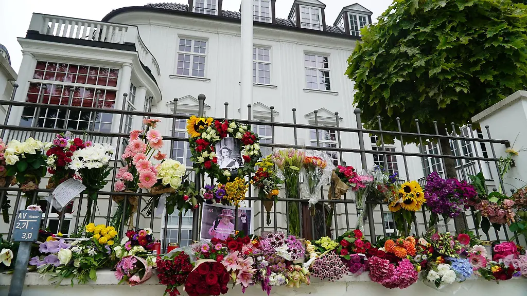 Vor-dem-britischen-Konsulat-erinnern-Blumen-und-Fotos-an-die-gestorbene-Koenigin-Elizabeth-II