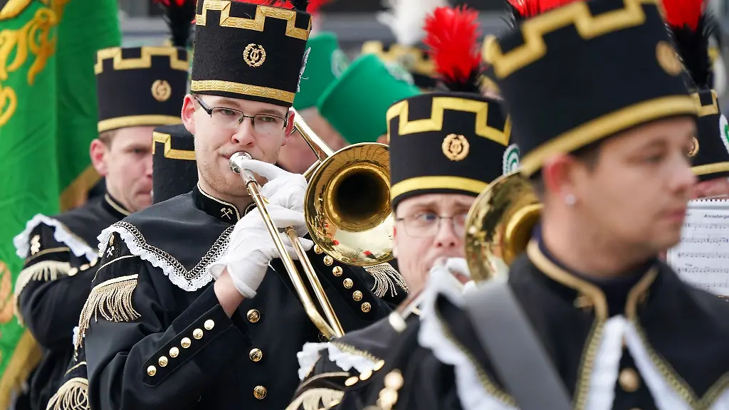 Bergmannsvereine-spielen-auf-der-grossen-Bergparade