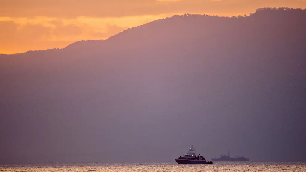 Griechische-Kuestenwache-in-der-Aegaeis-nahe-der-griechischen-Insel-Lesbos
