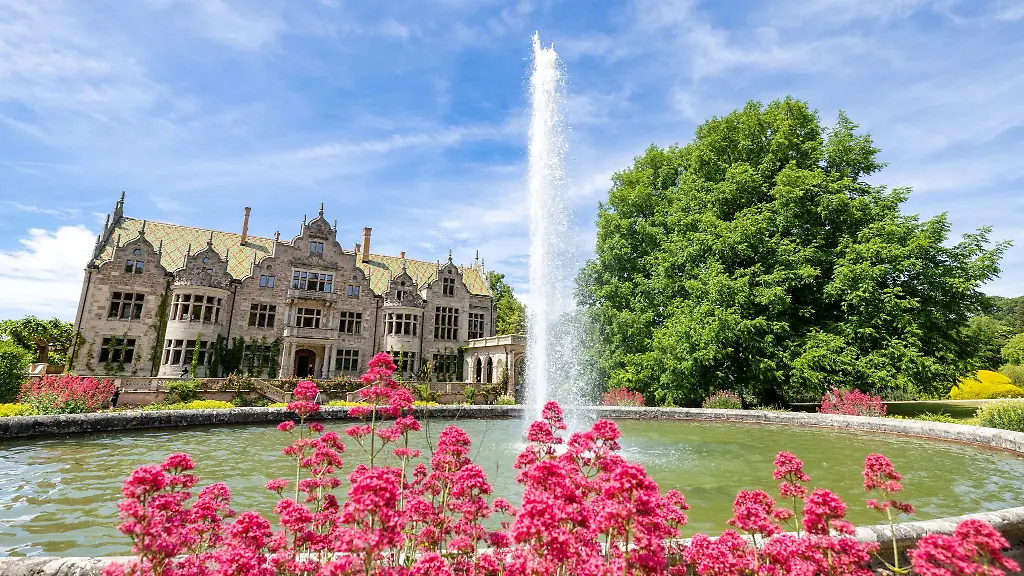 Eine-Wasserfontaene-ist-vor-Schloss-Altenstein-im-Wasser-zu-sehen