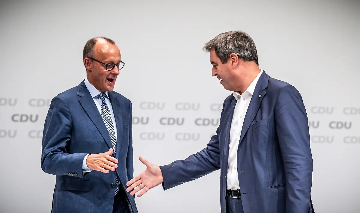 CSU-Chef-Markus-Soeder-reicht-Friedrich-Merz-beim-Bundesparteitag-der-CDU-die-Hand