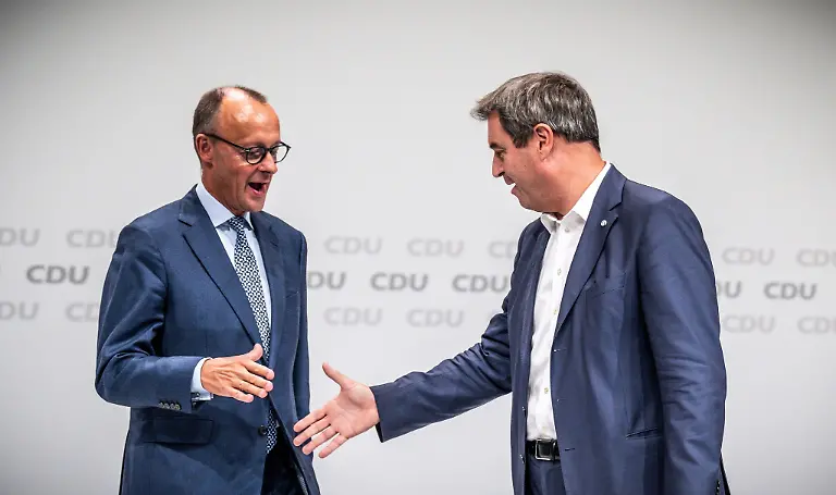 CSU-Chef-Markus-Soeder-reicht-Friedrich-Merz-beim-Bundesparteitag-der-CDU-die-Hand
