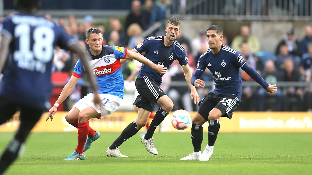 Kiels-Fabian-Reese-l-und-Hamburgs-Ludovit-Reis-r-kaempfen-um-den-Ball