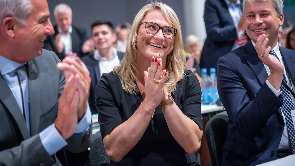 Christina-Stumpp-neugewaehlte-stellvertretende-CDU-Generalsekretaerin-reagiert-nach-ihrer-Wahl-beim-CDU-Bundesparteitag