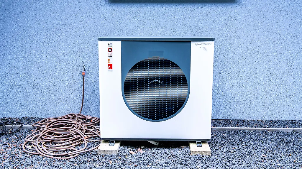Sie-sieht-man-haeufig-in-Neubausiedlungen-Die-Luft-Wasser-Waermepumpe-entzieht-ihrer-Umgebung-Waerme-und-wandelt-sie-in-Heizenergie-um