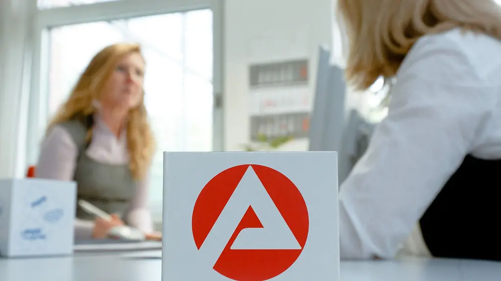 Jobcenter-oder-privater-Arbeitsvermittler-Bei-Arbeitslosigkeit-gibt-es-verschiedene-Hilfsangebote