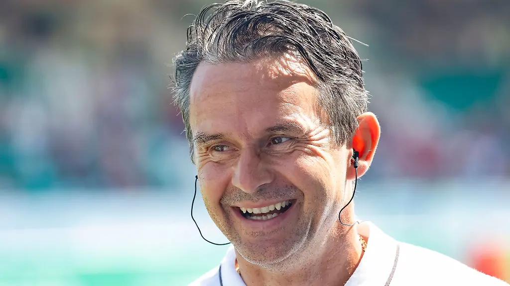 Kaiserslauterns-Trainer-Dirk-Schuster-laechelt-vor-einem-Spiel