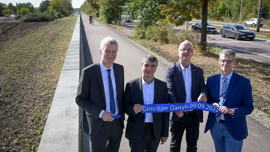 Praesident-des-Landesverwaltungsamtes-Thomas-Pleye-l-r-Umweltstaatssekretaer-Steffen-Eichner-Direktor-des-Landesbetriebs-fuer-Hochwasserschutz-und-Wasserwirtschaft-Burkhard-Hennig-und-Halles-amtierender-Buergermeister-Egbert-Geier-stehen-bei-der-Eroeffnung-auf-dem-Gimritzer-Damm