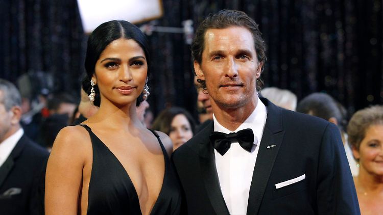 Grüßen als Verlobte: Matthew McConaughey und Camila Alves. (Archivbild vom 27.2.2011)