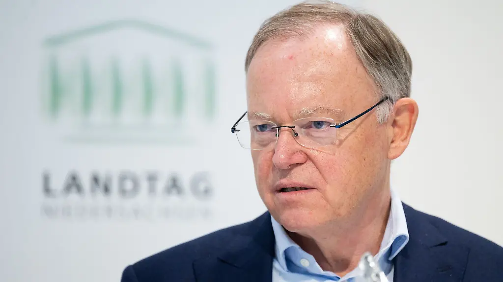 Niedersachsens-Ministerpraesident-Stephan-Weil-spricht-in-Hannover