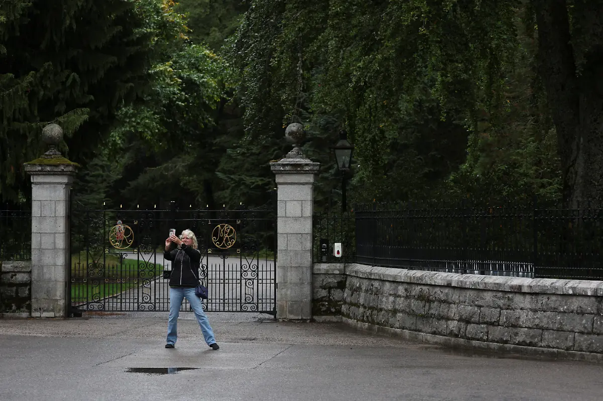 2022-09-08T163952Z-1766963698-RC21DW9I5C9Z-RTRMADP-3-BRITAIN-ROYALS-QUEEN