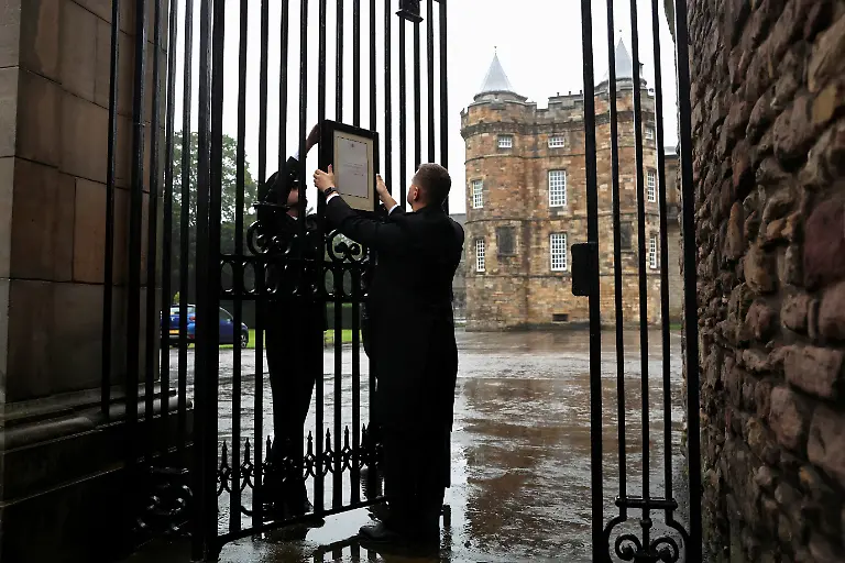 2022-09-08T182231Z-85932181-RC25DW9Z2EEI-RTRMADP-3-BRITAIN-ROYALS-QUEEN