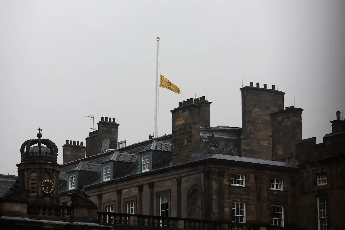 2022-09-08T174652Z-480530764-RC25DW9C6DDL-RTRMADP-3-BRITAIN-ROYALS-QUEEN