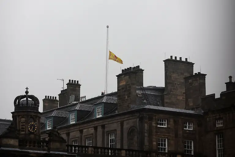 2022-09-08T174652Z-480530764-RC25DW9C6DDL-RTRMADP-3-BRITAIN-ROYALS-QUEEN