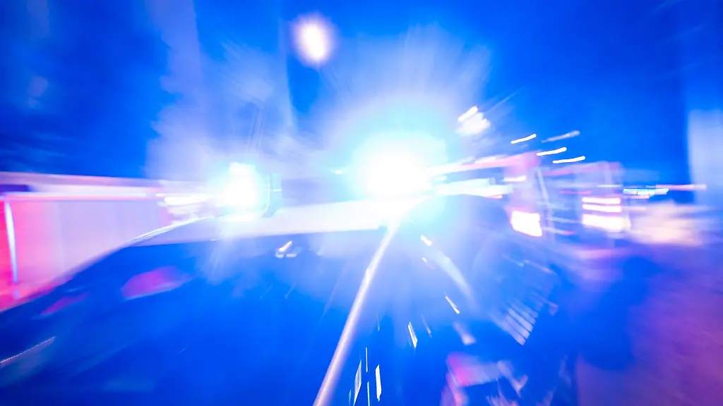 Ein-Streifenwagen-der-Polizei-steht-mit-Blaulicht-an-einem-Einsatzort