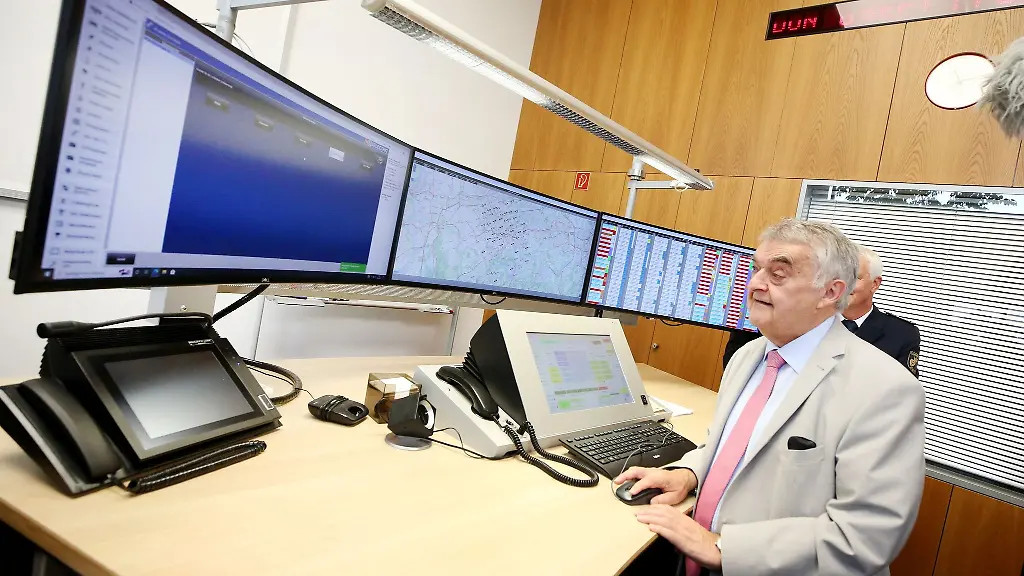 Der-nordrhein-westfaelische-Innenminister-Herbert-Reul-CDU-loest-die-Sirenen-persoenlich-aus
